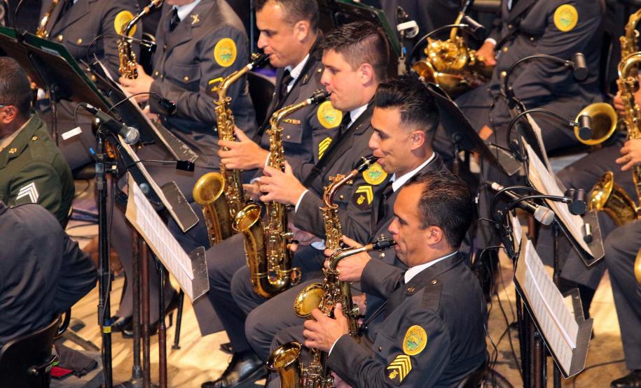 Segunda noite do Concerto da Banda de Música da PM surpreende público e é marcada por homenagens em Curitiba