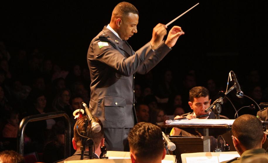 Segunda noite do Concerto da Banda de Música da PM surpreende público e é marcada por homenagens em Curitiba