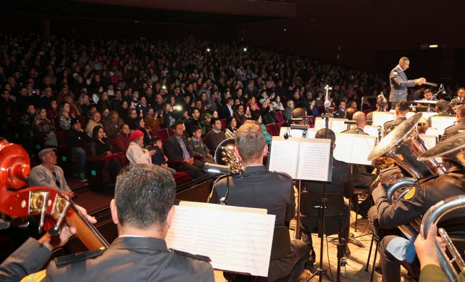 Segunda noite do Concerto da Banda de Música da PM surpreende público e é marcada por homenagens em Curitiba