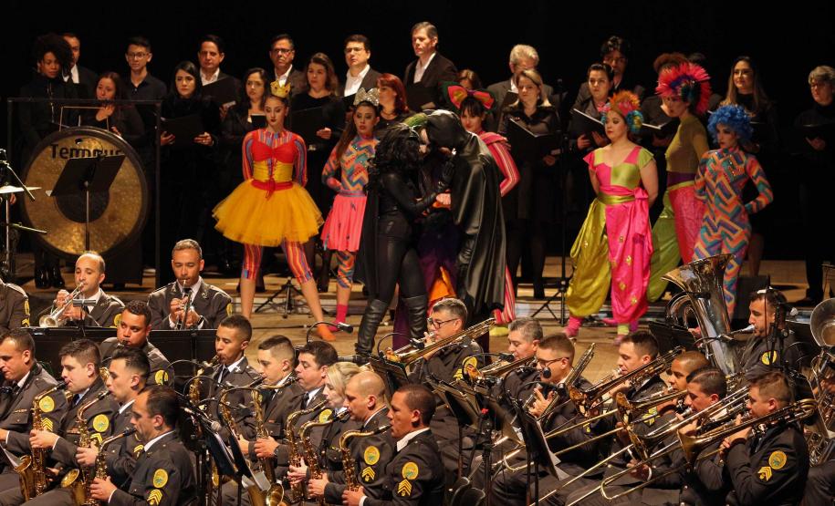 Segunda noite do Concerto da Banda de Música da PM surpreende público e é marcada por homenagens em Curitiba