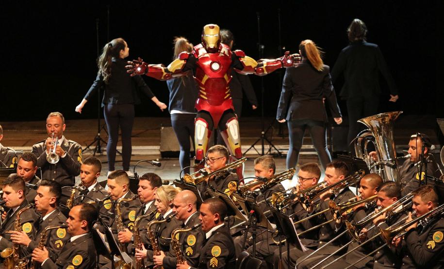 Segunda noite do Concerto da Banda de Música da PM surpreende público e é marcada por homenagens em Curitiba