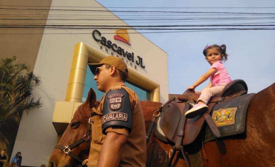 6º Batalhão promove exposição em Shopping de Cascavel (PR) em alusão aos 165 anos da PMPR