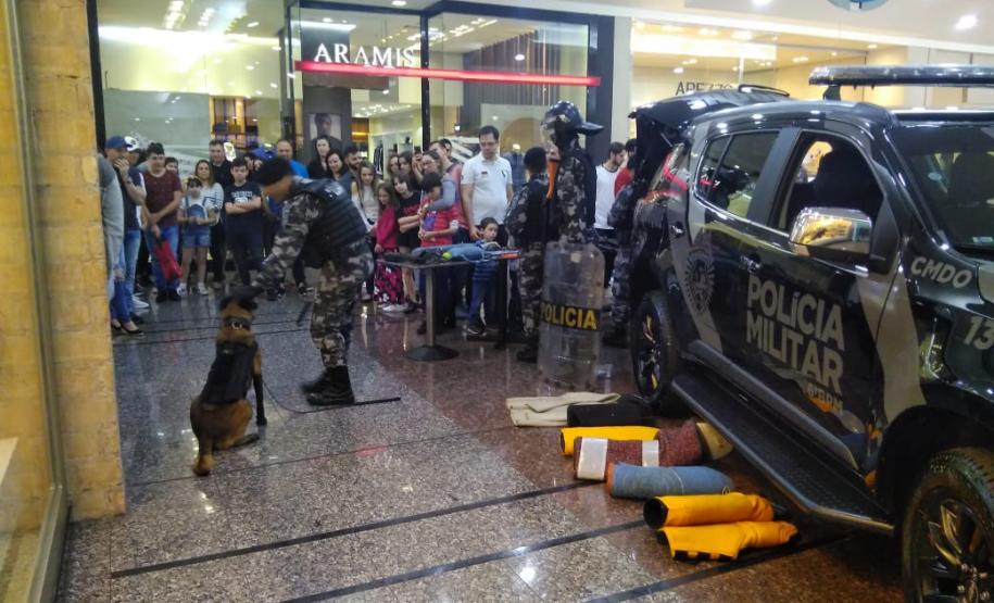 6º Batalhão promove exposição em Shopping de Cascavel (PR) em alusão aos 165 anos da PMPR