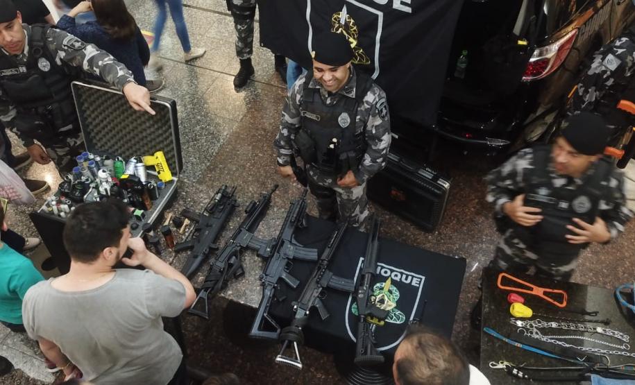 6º Batalhão promove exposição em Shopping de Cascavel (PR) em alusão aos 165 anos da PMPR