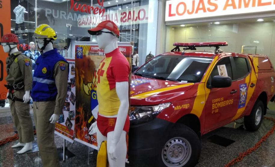 6º Batalhão promove exposição em Shopping de Cascavel (PR) em alusão aos 165 anos da PMPR