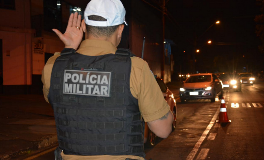 Policiais militares se instalam em pontos estratégicos de Londrina durante a Operação Apolo; ação coíbe crimes de trânsito e gera bons resultados