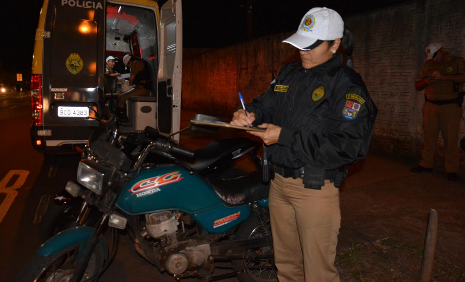 Policiais militares se instalam em pontos estratégicos de Londrina durante a Operação Apolo; ação coíbe crimes de trânsito e gera bons resultados