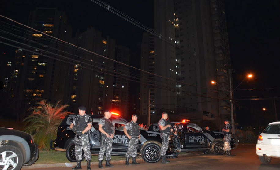 Policiais militares se instalam em pontos estratégicos de Londrina durante a Operação Apolo; ação coíbe crimes de trânsito e gera bons resultados
