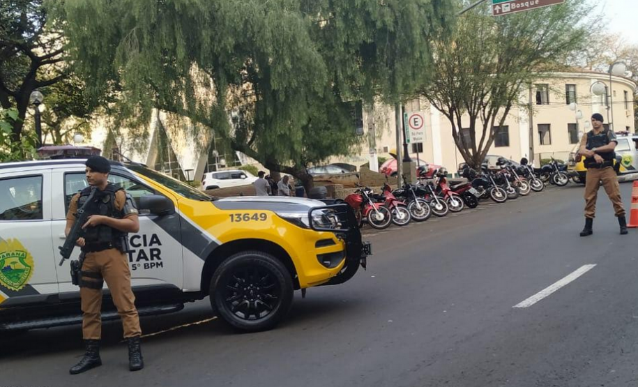 Policiais militares se instalam em pontos estratégicos de Londrina durante a Operação Apolo; ação coíbe crimes de trânsito e gera bons resultados