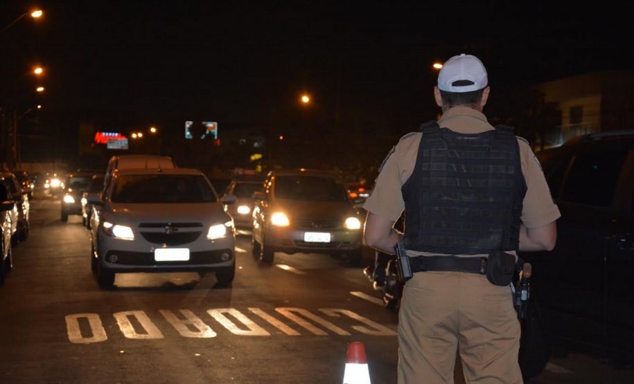 Policiais militares se instalam em pontos estratégicos de Londrina durante a Operação Apolo; ação coíbe crimes de trânsito e gera bons resultados