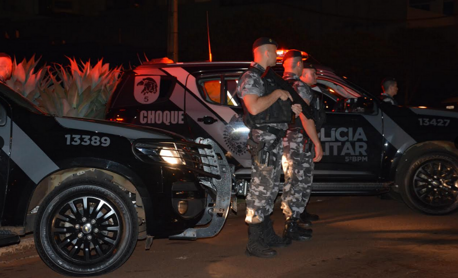 Policiais militares se instalam em pontos estratégicos de Londrina durante a Operação Apolo; ação coíbe crimes de trânsito e gera bons resultados