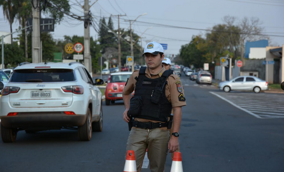 Policiais militares se instalam em pontos estratégicos de Londrina durante a Operação Apolo; ação coíbe crimes de trânsito e gera bons resultados