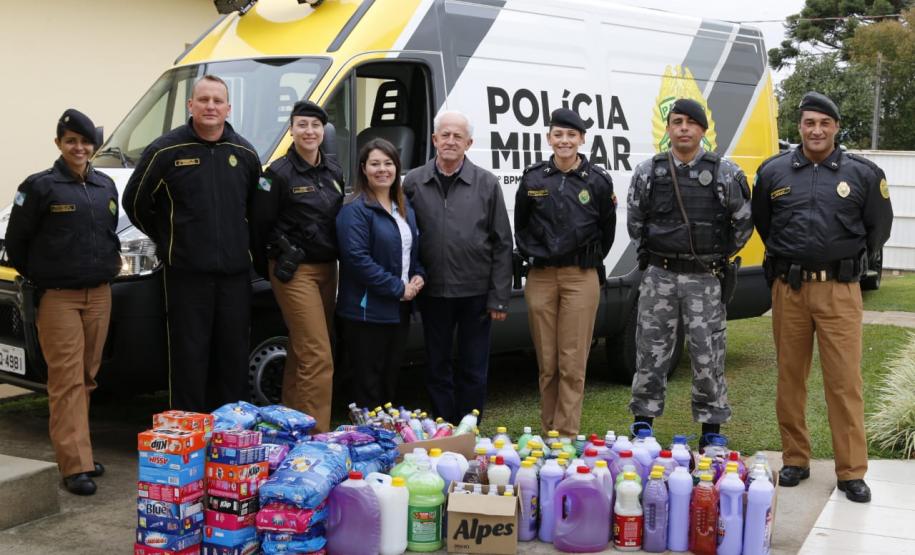 Batalhão da PM de Ponta Grossa (PR) visita Casa do Idoso Paulo de Tarso e faz doação de materiais de limpeza