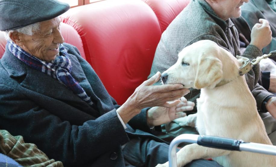 Batalhão da PM de Ponta Grossa (PR) visita Casa do Idoso Paulo de Tarso e faz doação de materiais de limpeza