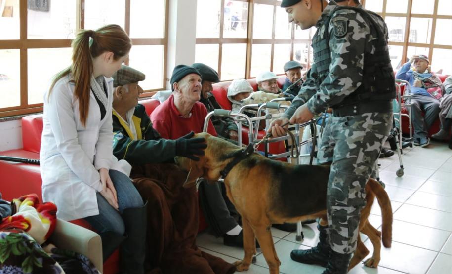 Batalhão da PM de Ponta Grossa (PR) visita Casa do Idoso Paulo de Tarso e faz doação de materiais de limpeza