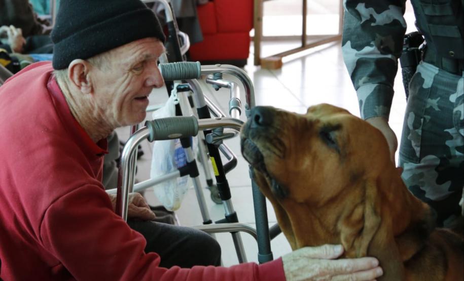 Batalhão da PM de Ponta Grossa (PR) visita Casa do Idoso Paulo de Tarso e faz doação de materiais de limpeza