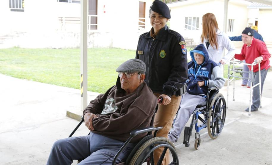 Batalhão da PM de Ponta Grossa (PR) visita Casa do Idoso Paulo de Tarso e faz doação de materiais de limpeza
