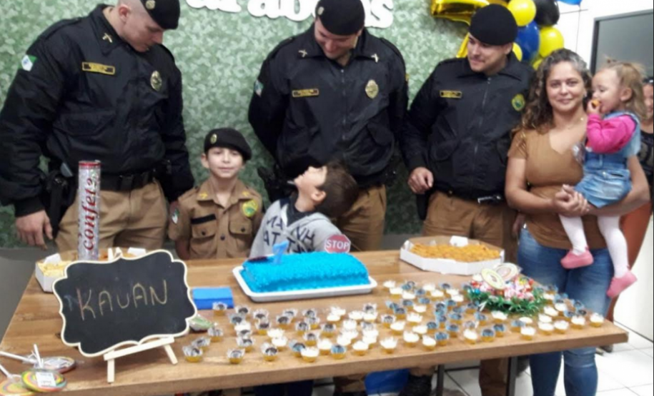 Imagens eternizam surpresa que menino Kauan recebeu da PM de Toledo em seu aniversário