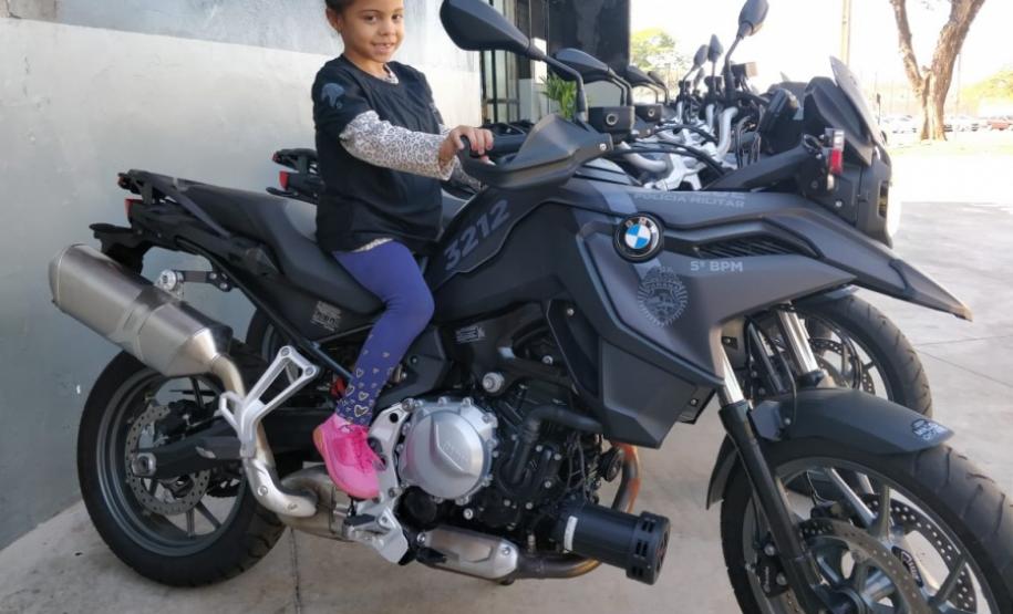 Criança fã da PM visita o 5° BPM e entrega cartinha para o Comandante da unidade em Londrina (PR)