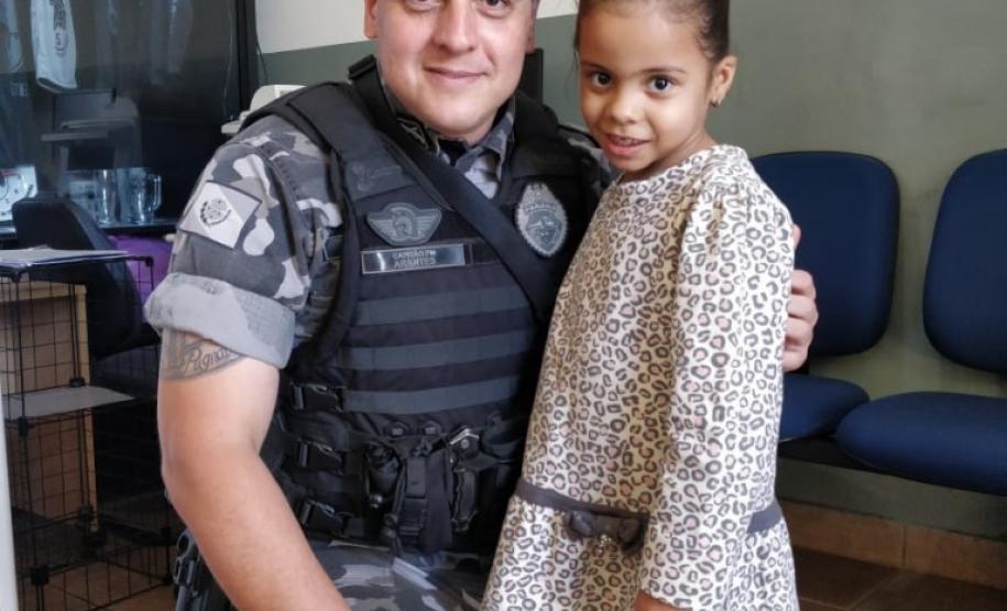 Criança fã da PM visita o 5° BPM e entrega cartinha para o Comandante da unidade em Londrina (PR)
