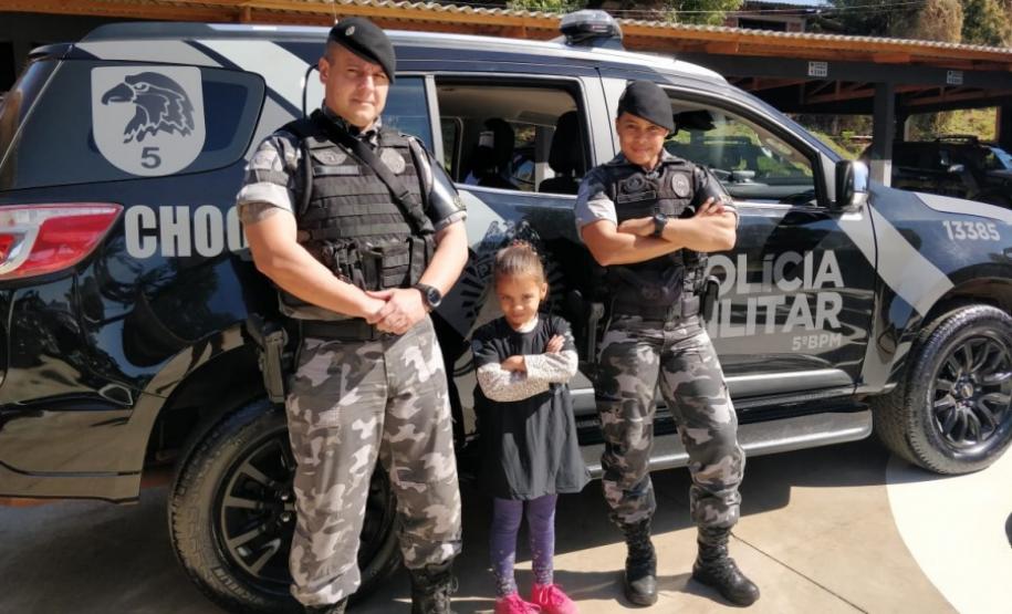 Criança fã da PM visita o 5° BPM e entrega cartinha para o Comandante da unidade em Londrina (PR)