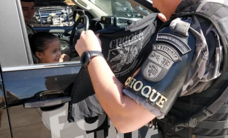 Criança fã da PM visita o 5° BPM e entrega cartinha para o Comandante da unidade em Londrina (PR)