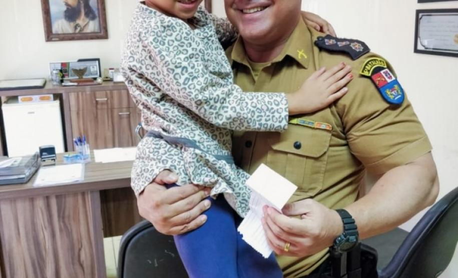 Criança fã da PM visita o 5° BPM e entrega cartinha para o Comandante da unidade em Londrina (PR)