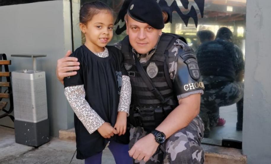 Criança fã da PM visita o 5° BPM e entrega cartinha para o Comandante da unidade em Londrina (PR)