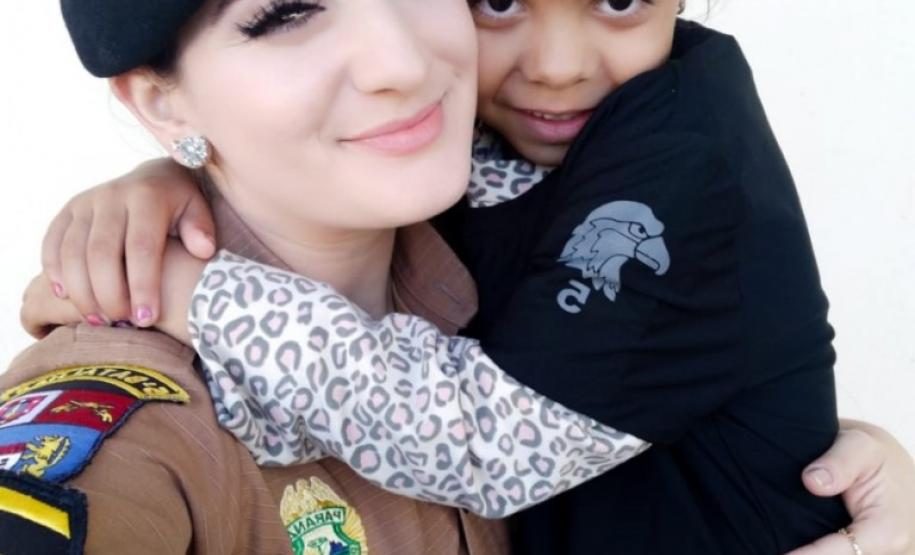 Criança fã da PM visita o 5° BPM e entrega cartinha para o Comandante da unidade em Londrina (PR)