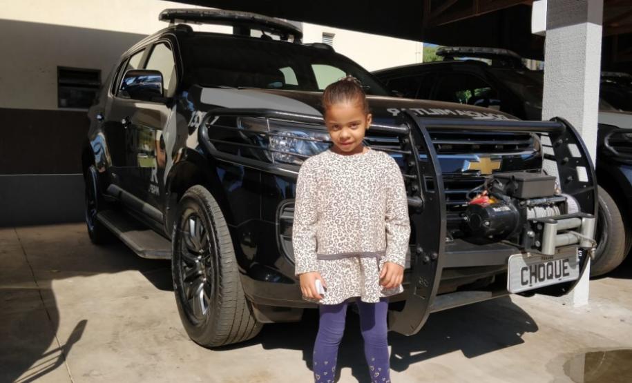 Criança fã da PM visita o 5° BPM e entrega cartinha para o Comandante da unidade em Londrina (PR)