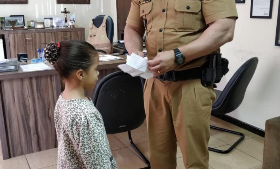 Criança fã da PM visita o 5° BPM e entrega cartinha para o Comandante da unidade em Londrina (PR)