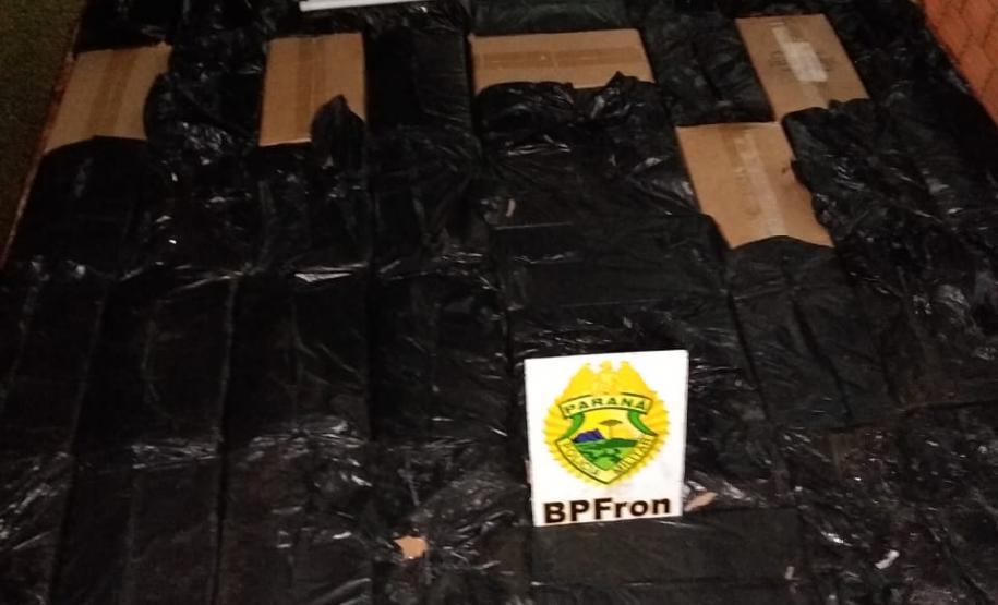 BPFron apreende 40 mil pacotes de cigarros contrabandeados em caminhão clonado no Oeste do estado