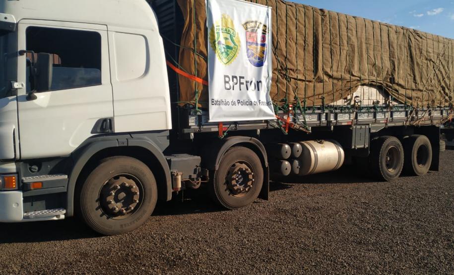 BPFron apreende 40 mil pacotes de cigarros contrabandeados em caminhão clonado no Oeste do estado