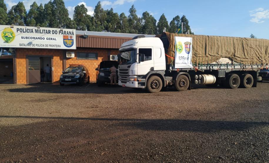 BPFron apreende 40 mil pacotes de cigarros contrabandeados em caminhão clonado no Oeste do estado