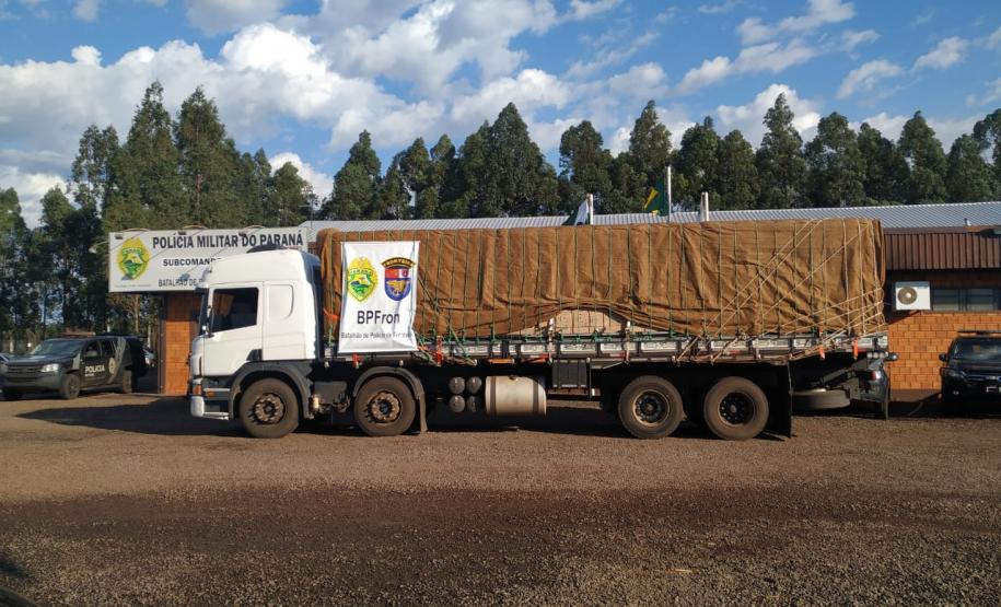 BPFron apreende 40 mil pacotes de cigarros contrabandeados em caminhão clonado no Oeste do estado
