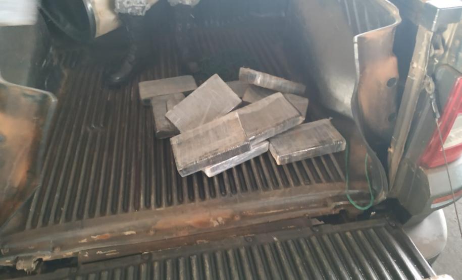 Tebletes de cocaína no fundo falso.