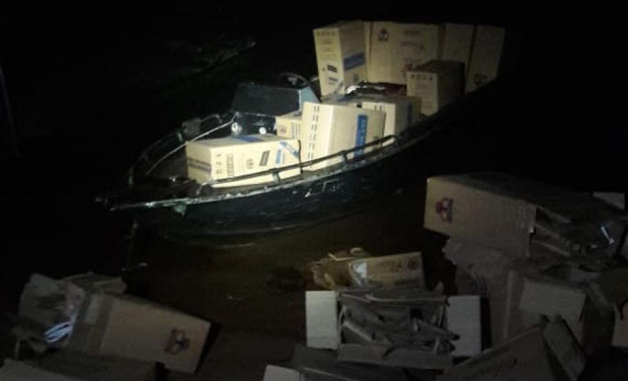 Ações distintas resultaram na apreensão de uma arma de fogo e de 30 caixas de cigarros pelo BPFron no Oeste do estado