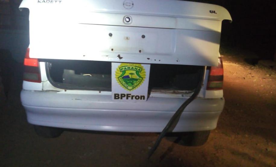Na região de fronteira, BPFron apreende carro e mercadorias contrabandeadas