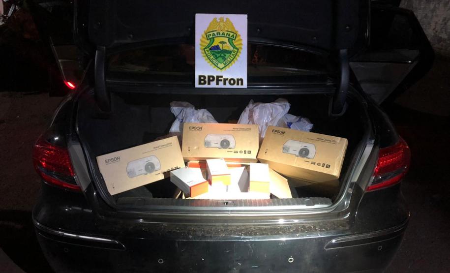 Na região de fronteira, BPFron apreende carro e mercadorias contrabandeadas