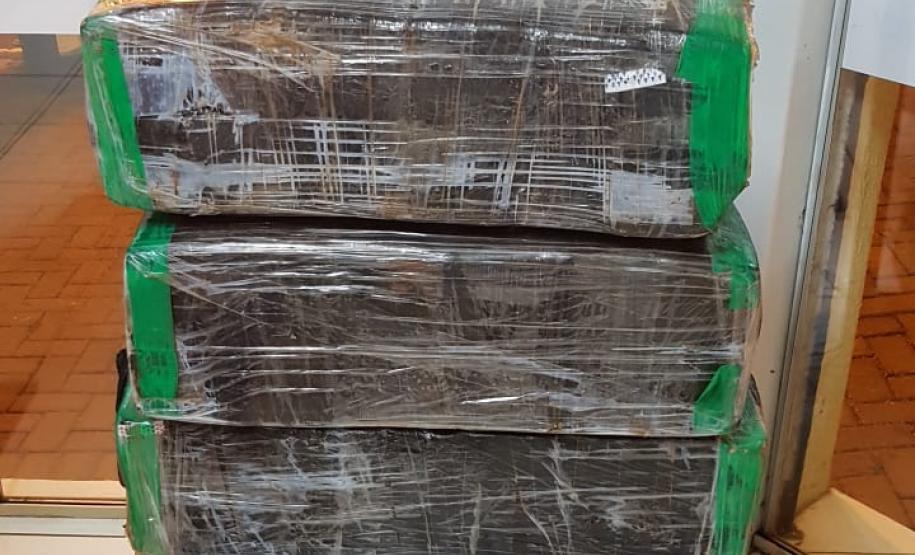 Mais de 110 quilos de maconha e uma arma de fogo são apreendidos pela PM no Oeste do estado; dois homens acabaram presos