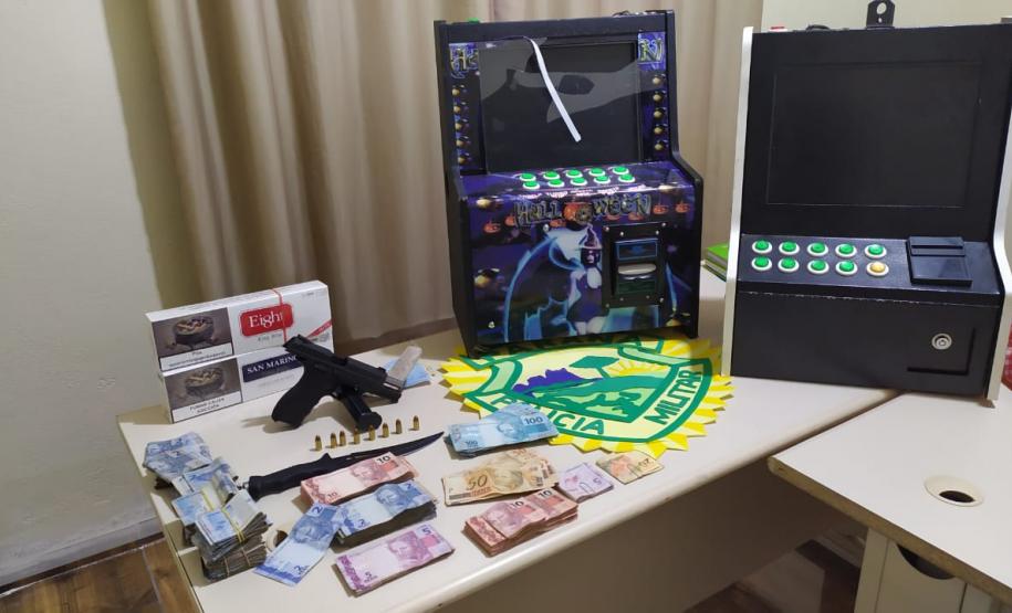 Em situações distintas, PM prende dois homens e apreende arma de fogo, munições e drogas no Oeste do estado