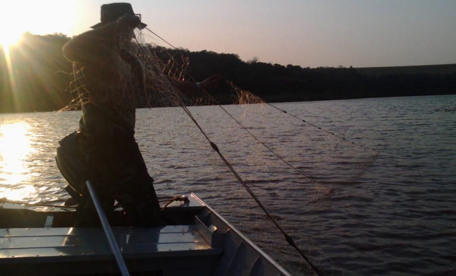 Polícia Ambiental flagra pesca irregular e encaminha quatro envolvidos à delegacia em Luiziana (PR), no Noroeste do estado