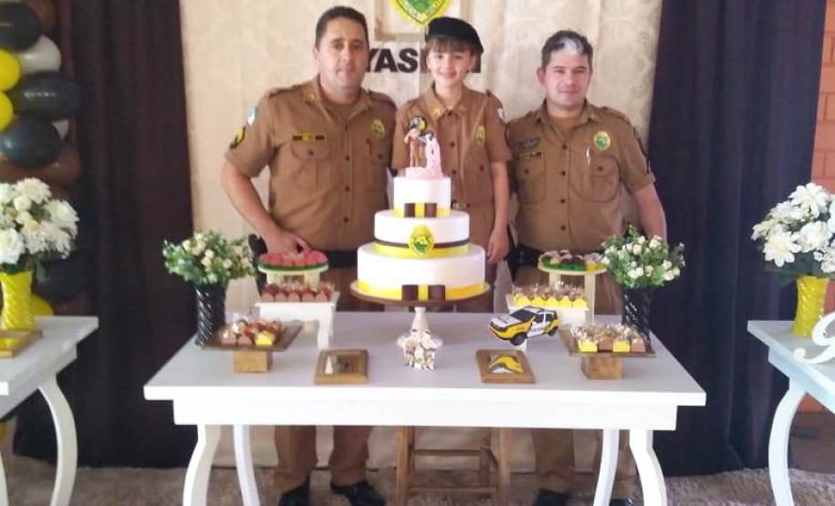 Policiais militares fazem surpresa para menina que sonha em fazer parte da Corporação no Sudoeste do estado