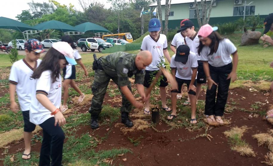 Alunos do projeto Força Verde Mirim visita unidade da Polícia Ambiental e participam de blitz educativa no Interior do estado