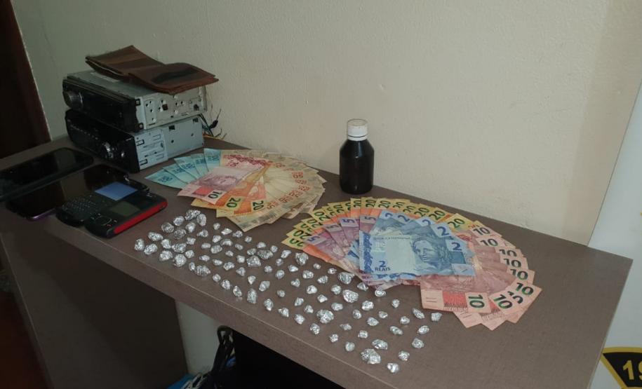 Em situações distintas, PM prende dois homens e apreende arma de fogo, munições e drogas no Oeste do estado