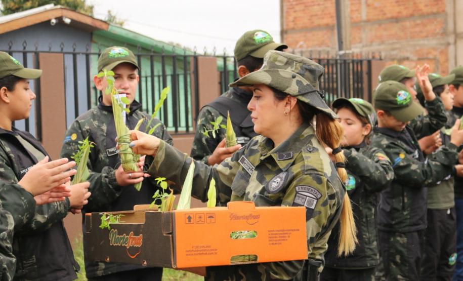Alunos do projeto Força Verde Mirim visita unidade da Polícia Ambiental e participam de blitz educativa no Interior do estado