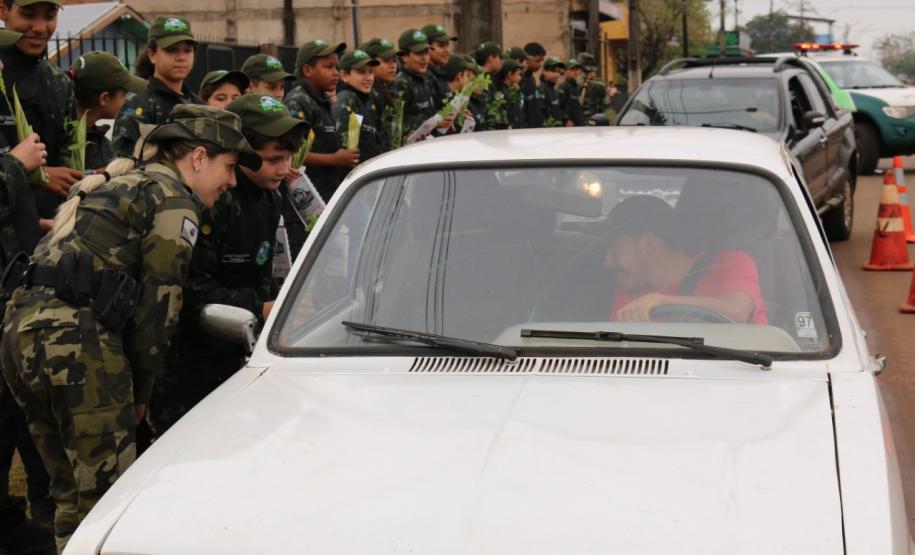 Alunos do projeto Força Verde Mirim visita unidade da Polícia Ambiental e participam de blitz educativa no Interior do estado