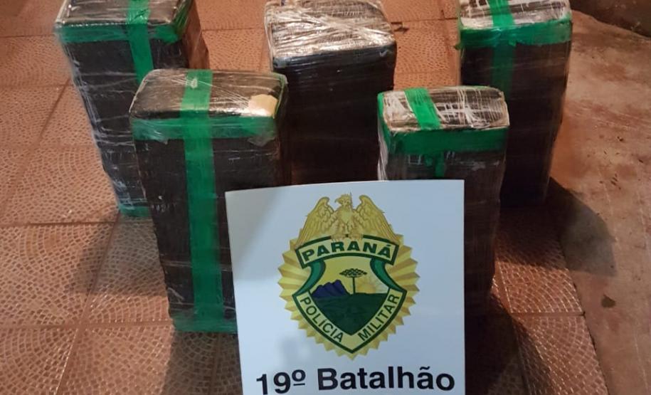 Mais de 110 quilos de maconha e uma arma de fogo são apreendidos pela PM no Oeste do estado; dois homens acabaram presos