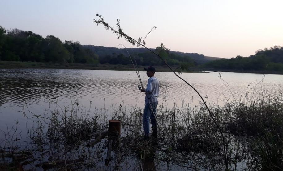 Polícia Ambiental flagra pesca irregular e encaminha quatro envolvidos à delegacia em Luiziana (PR), no Noroeste do estado