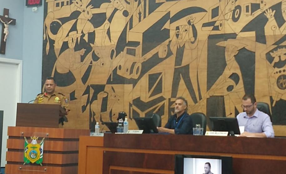 Policiais que interviram em roubo são homenageados pela Câmara Municipal de Ponta Grossa